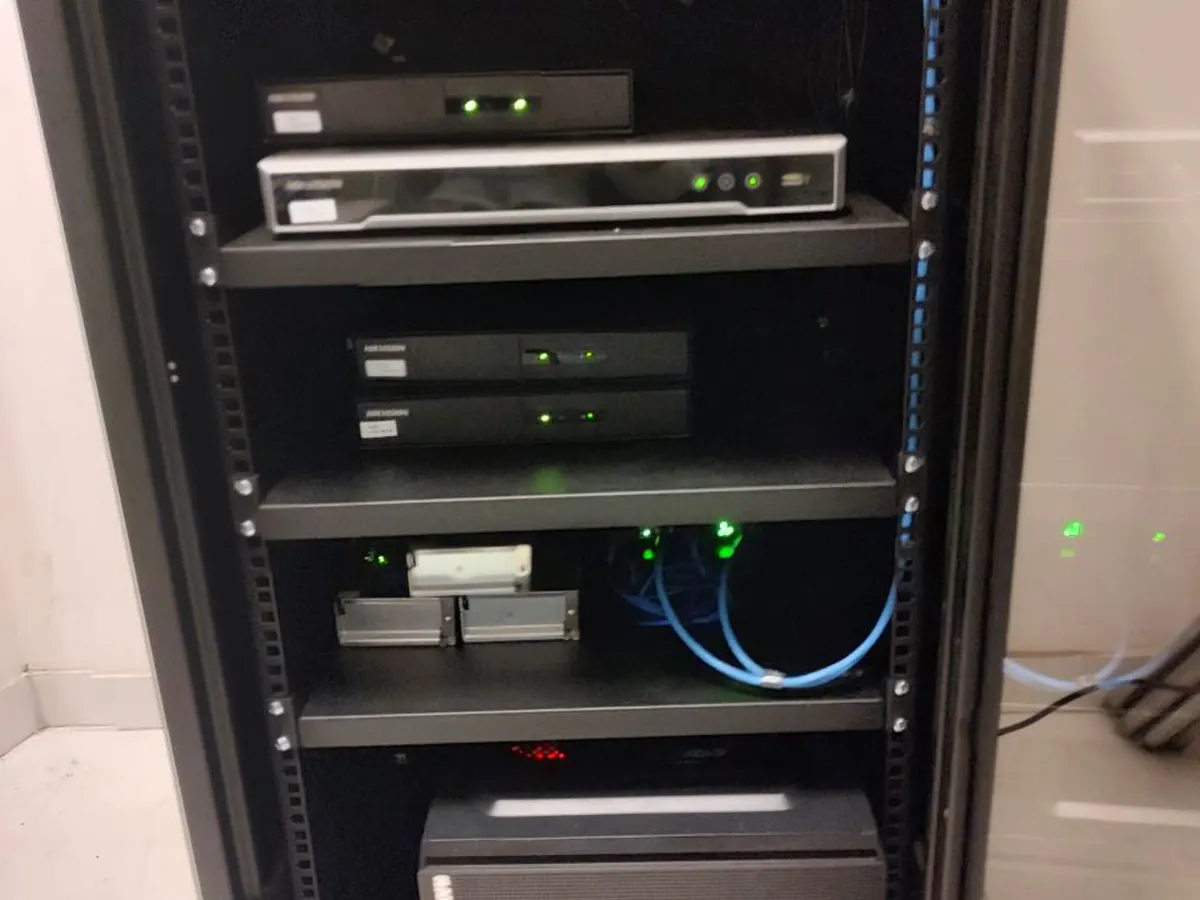 Gravadores e rede de CFTV em rack técnico