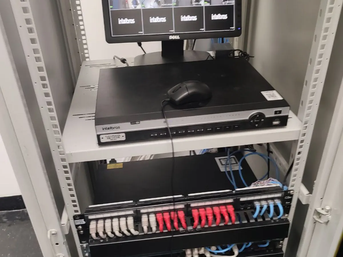 Rack técnico com monitor de CFTV