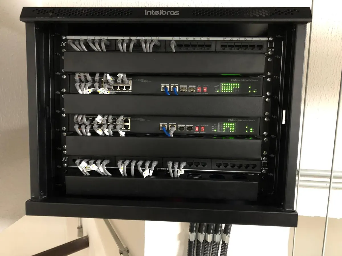 Rack de CFTV organizado em condomínio