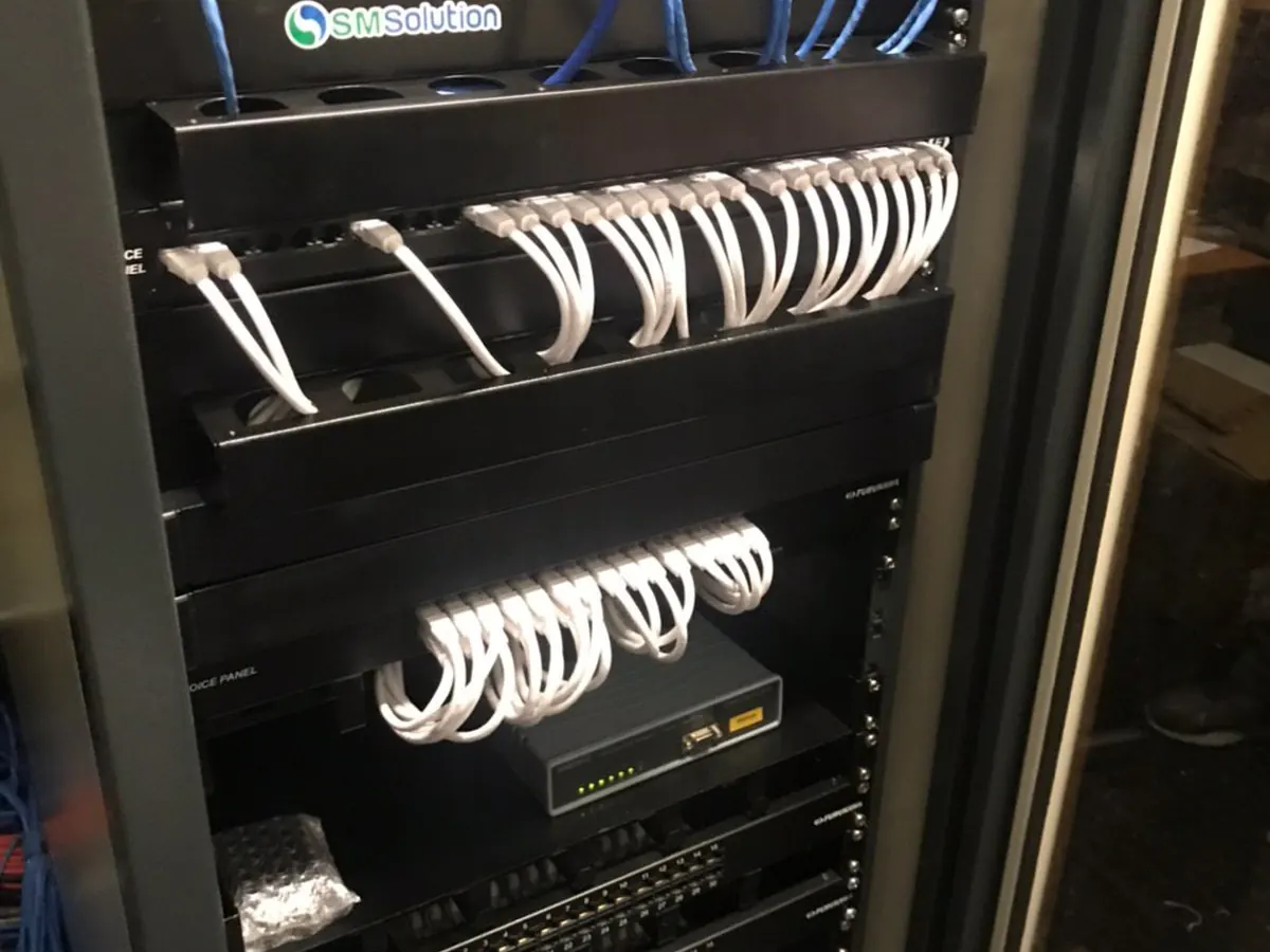 Rack organizado de rede e CFTV