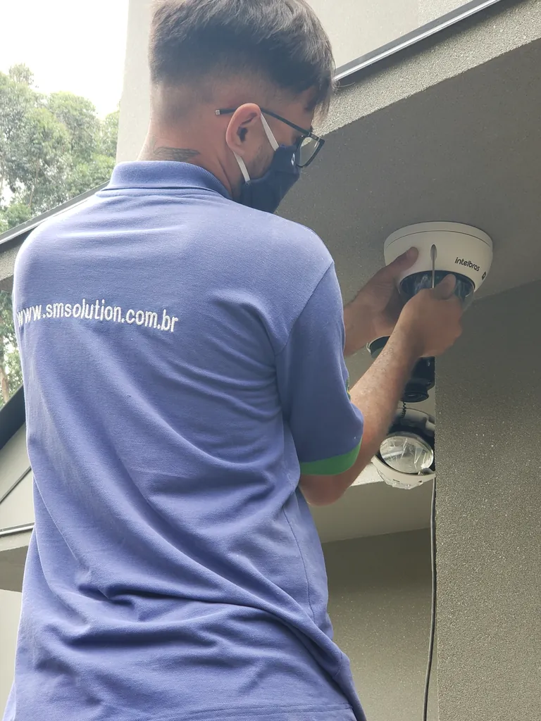 Técnico da SMSolution instalando equipamento de controle de acesso em condomínio